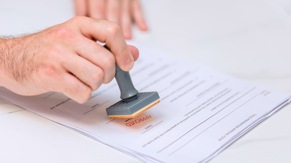 Les mentions obligatoires sur un tampon : comment éviter les litiges avec les clients ?
