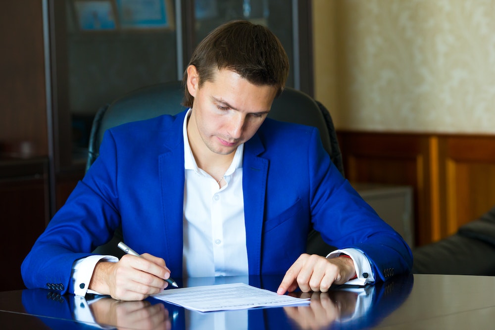 Naviguer dans le dédale juridique : Comprendre les implications juridiques des contrats de travail
