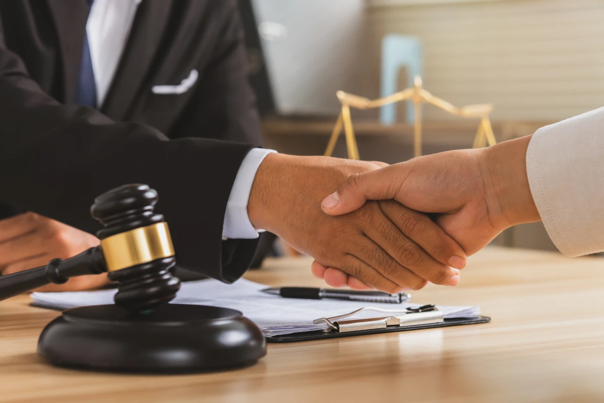 Le Dol en Droit des Contrats : Comprendre ses Mécanismes et Conséquences