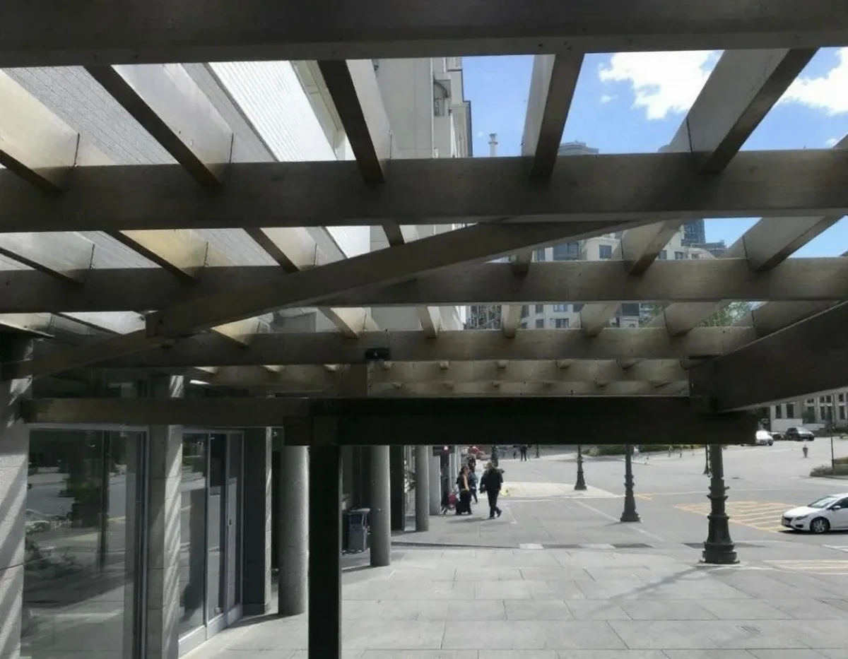 Les Pergolas Face aux Servitudes de Voisinage : Enjeux et Solutions Juridiques